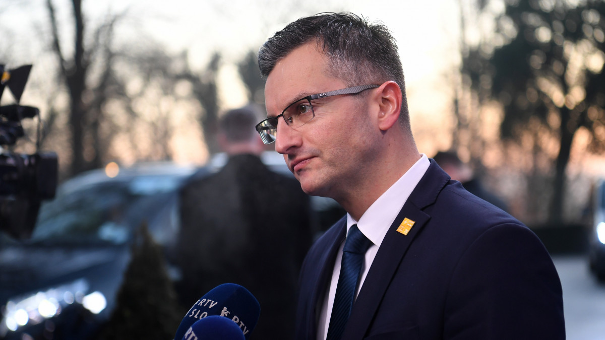 Marjan Sarec szlovén miniszterelnök nyilatkozik a sajtónak, amint megérkezik a NATO megalakulásának 70. évfordulója alkalmából tartott kétnapos londoni csúcsértekezlet második napi ülésére 2019. december 4-én.