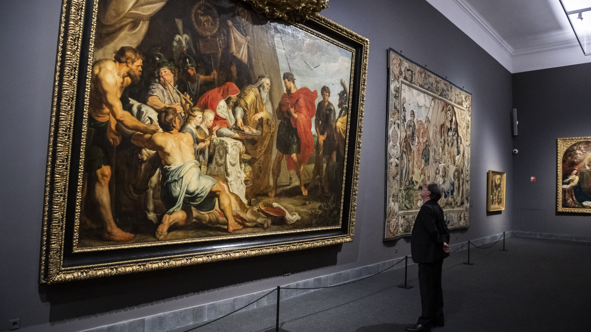 Baán László, a Szépművészeti Múzeum főigazgatója Peter Paul Rubens A jóslat kinyilatkoztatása a Decius Mus-sorozatból című festménye előtt a Rubens, Van Dyck és a flamand festészet fénykora című kiállítás sajtóbemutatóján a budapesti Szépművészeti Múzeumban 2019. október 28-án. A tárlat február 16-ig látogatható.