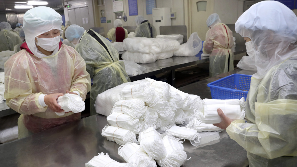 Védőmaszkot csomagolnak gyári munkások a kelet-kínai Nantungban 2020. január 27-én. Az új, tüdőgyulladást okozó koronavírus halálos áldozatainak a száma 80 fölé nőtt Kínában, és világszerte közel háromezer fertőzöttet regisztráltak. A kórokozó a 11 millió lakosú Hupej tartománybeli Vuhan egyik halpiacán bukkant fel először, ahol illegálisan árusították a vadhúst.