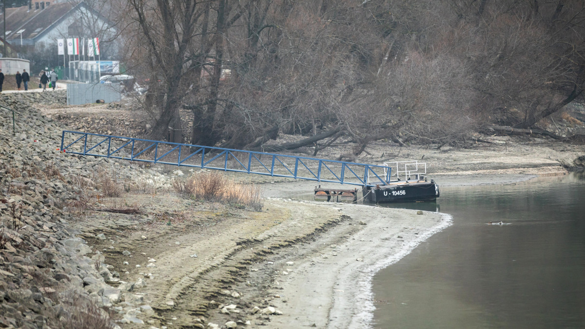 Szentendre, 2020. január 25.A Duna alacsony vízállása miatt száraz mederfal Szentendrénél 2020. január 25-én.