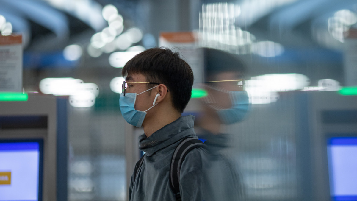 Az új, tüdőgyulladást okozó koronavírus terjedése miatt szájmaszkot viselnek az emberek egy hongkongi vasútállomáson 2020. január 26-án. Hongkongban eddig hat  koronavírus-fertőzést jelentettek. A koronavírus halálos áldozatainak a száma 56-ra nőtt Kínában, és világszerte több mint kétezer fertőzöttet regisztráltak. A kórokozó a 11 millió lakosú Hupej tartománybeli Vuhan egyik halpiacán bukkant fel először, ahol illegálisan árusították a vadhúst.