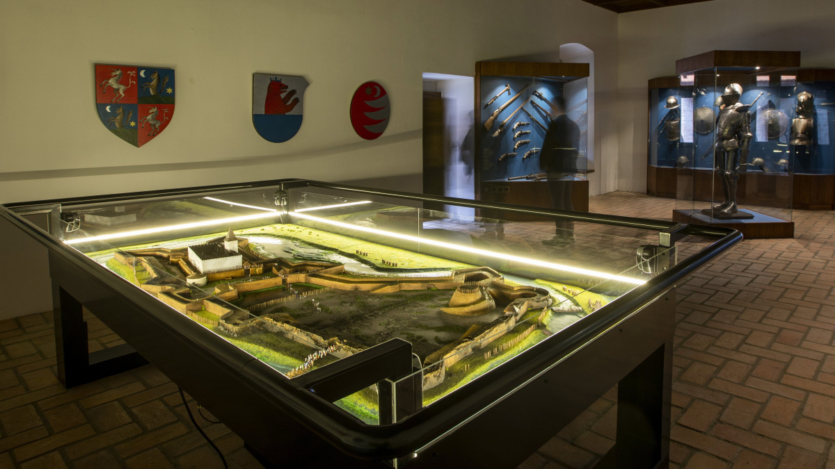 A gyulai vár 1566-os ostromát bemutató dioráma a várban 2020. január 27-én. A vár kiállítása az 1566-os ostromot fényvetítéssel megidéző narrált diorámával; egy kiterjesztettvalóság-alapú installációval, valamint az 1566-os és az 1690-es évekbeli várat és környezetét megidéző videóval bővült a Kubinyi-program révén.