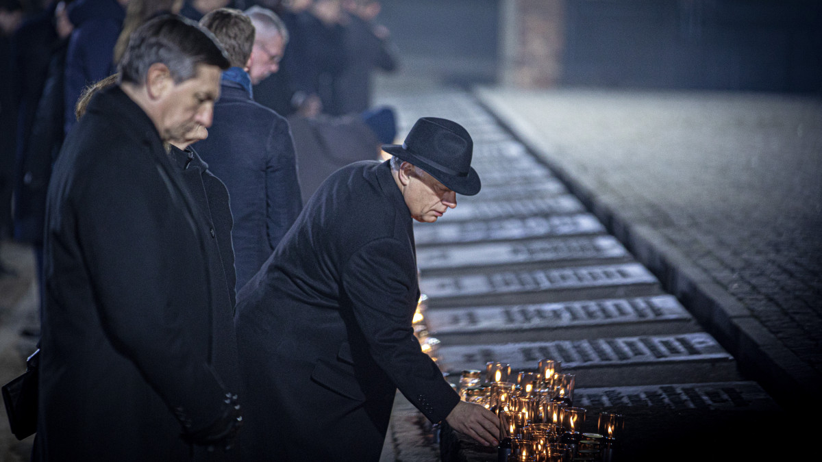 A Miniszterelnöki Sajtóiroda által közreadott képen Orbán Viktor miniszterelnök (középen) házastársával, Lévai Anikóval gyertyát helyez el az áldozatok emlékművénél az Auschwitz-Birkenau német koncentrációs tábor felszabadításának 75. évfordulója alkalmából rendezett megemlékezés keretében a lengyelországi Oswiecimben 2019. január 27-én. 