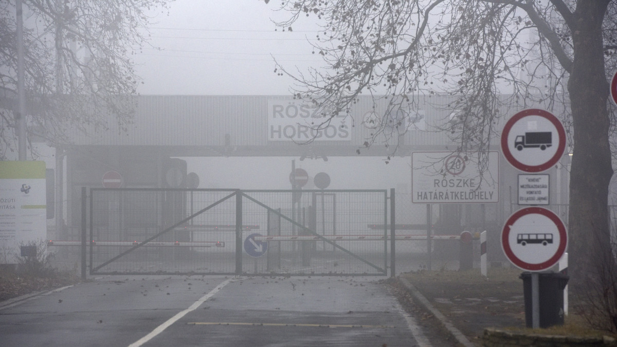 A lezárt röszkei közúti átkelő 2020. január 28-án. Az átkelőnél hatvan határsértő próbált áttörni 2020. január 28-án hajnalban, a rendőrök megakadályozták őket.