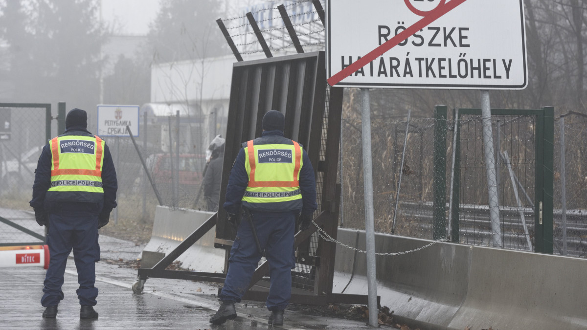 Rendőrök a lezárt Röszke és Horgos közti közúti átkelőnél 2020. január 28-án. Az átkelőnél több mint hatvan határsértő próbált áttörni hajnalban, a rendőrök megakadályozták őket.
