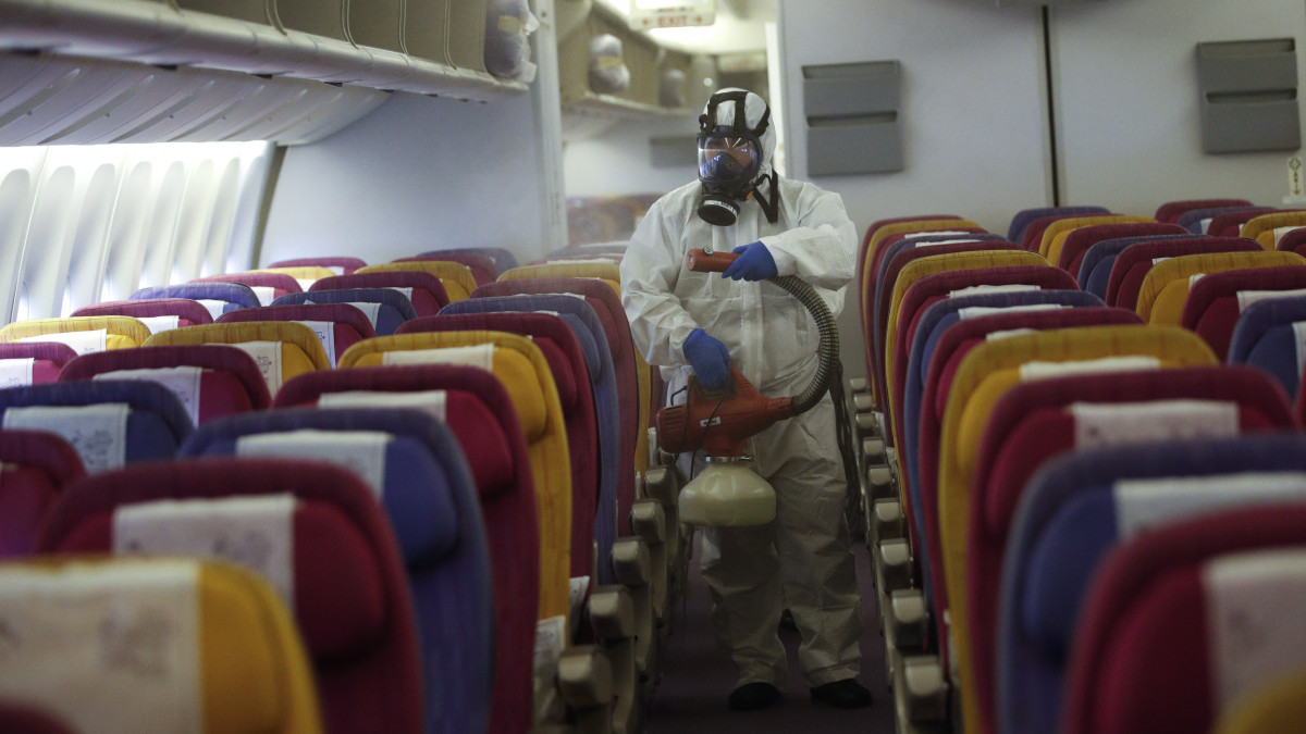 A Thai Airways International thaiföldi légitársaság repülőgépének kabinját fertőtlenítik a koronavírus okozta járvány elleni óvintézkedésként a bangkoki Suvarnabhumi repülőtéren 2020.  január 28-án. A kínai Hupej tartományban kezdődő, és már a világ több országában megjelenő  járvány eddig legkevesebb 106 ember halálát okozta Kínában.