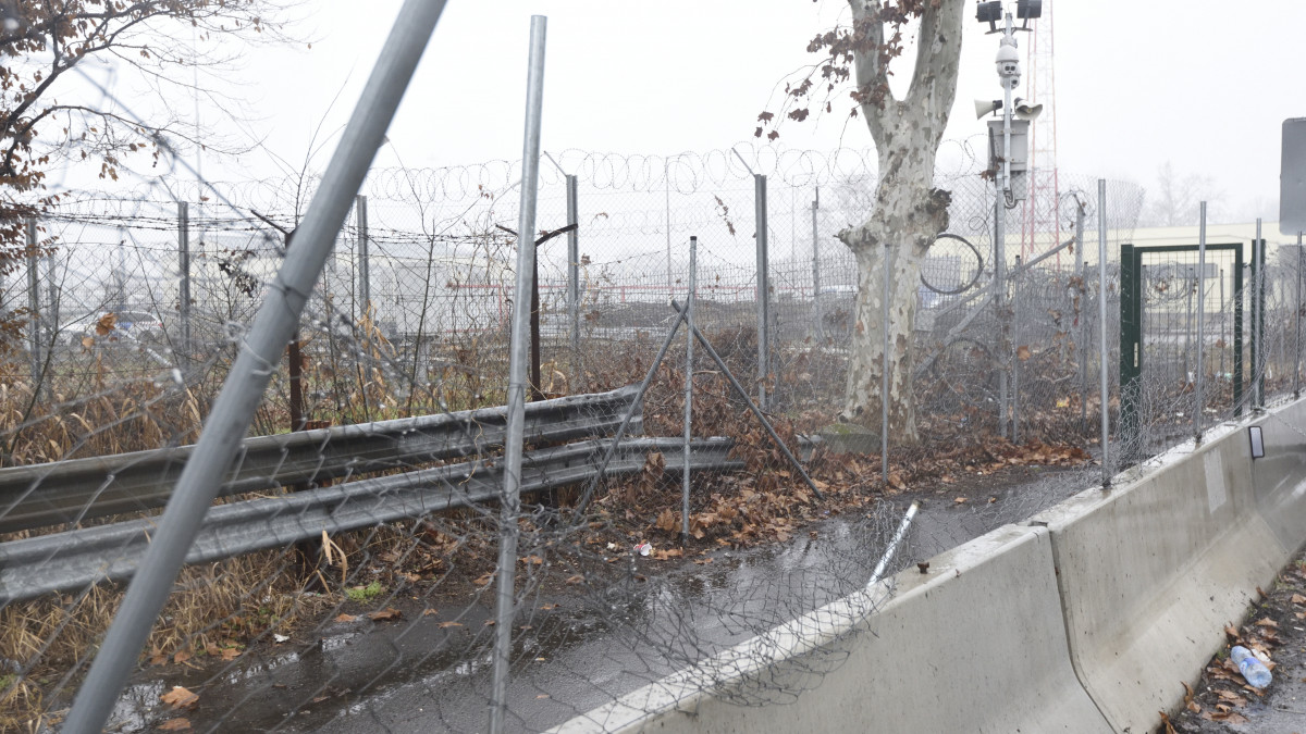 Megrongált kerítés a lezárt Röszke és Horgos közti közúti átkelőnél 2020. január 28-án. Az átkelőnél több mint hatvan határsértő próbált áttörni hajnalban, a rendőrök megakadályozták őket.