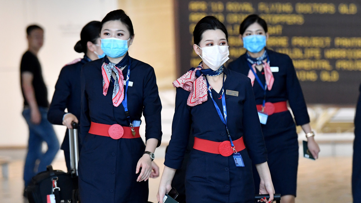 A China Eastern Airlines kínai légitársaság utaskísérői légzőmaszkot viselnek a koronavírus okozta járvány elleni óvintézkedésként a brisbane-i nemzetközi repülőtéren 2020. január 29-én. A kelet-kínai Vuhan nagyvárosban január elején felismert, tüdőgyulladást okozó új vírus halálos áldozatainak száma 132-re emelkedett Kínában, ahol eddig hatezren fertőződtek meg a ragállyal. A kórokozó a világ több országában megjelent.