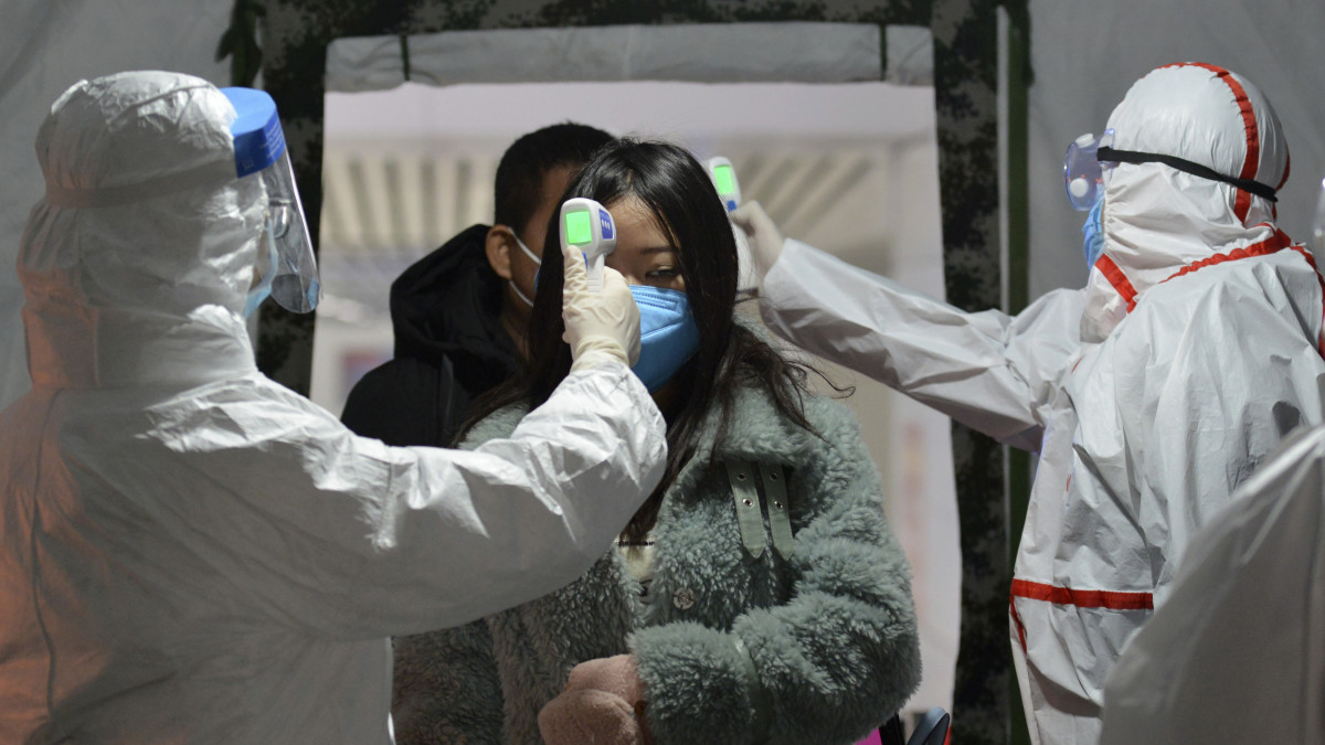 Az utasok testhőmérsékletét ellenőrzik egészségügyi dolgozók az Anhuj kínai tartománybeli Fujang egyik vasútállomásán 2020. január 29-én. A kelet-kínai Vuhan nagyvárosban január elején felismert, tüdőgyulladást okozó koronavírus halálos áldozatainak száma 132-re emelkedett Kínában, ahol eddig hatezren fertőződtek meg a ragállyal. A kórokozó a világ több országában megjelent.