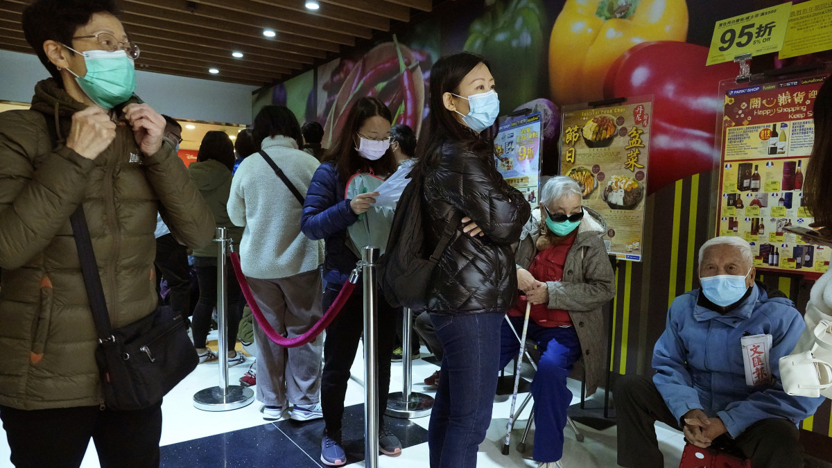 Légzőmaszkot viselnek emberek a koronavírus okozta járvány elleni óvintézkedésként egy hongkongi üzlet előtt 2020. január 29-én. A kelet-kínai Vuhan nagyvárosban január elején felismert, tüdőgyulladást okozó új vírus halálos áldozatainak száma 132-re emelkedett Kínában, ahol eddig hatezren fertőződtek meg a ragállyal. A kórokozó a világ több országában megjelent.