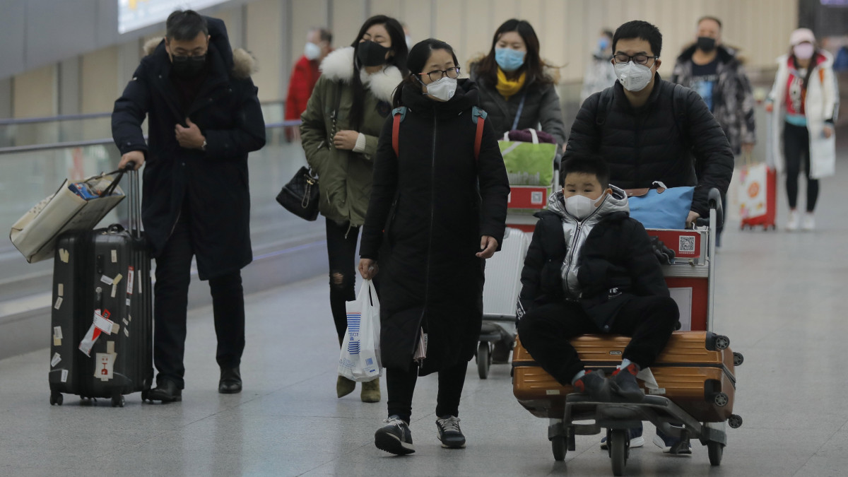 Az új, tüdőgyulladást okozó koronavírus terjedése miatt szájmaszkot viselnek az emberek a pekingi repülőtéren 2020. január 26-án. A koronavírus halálos áldozatainak a száma 56-ra nőtt Kínában, és világszerte több mint kétezer fertőzöttet regisztráltak. A kórokozó a 11 millió lakosú Hupej tartománybeli Vuhan egyik halpiacán bukkant fel először, ahol illegálisan árusították a vadhúst.