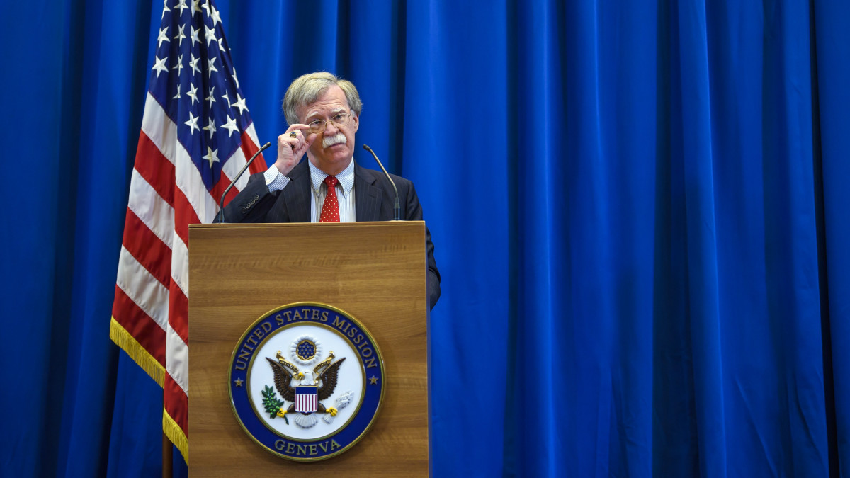 John Bolton amerikai nemzetbiztonsági tanácsadó sajtóértekezlete az orosz partnerével folytatott genfi megbeszélés után, 2018. augusztus 23-án.