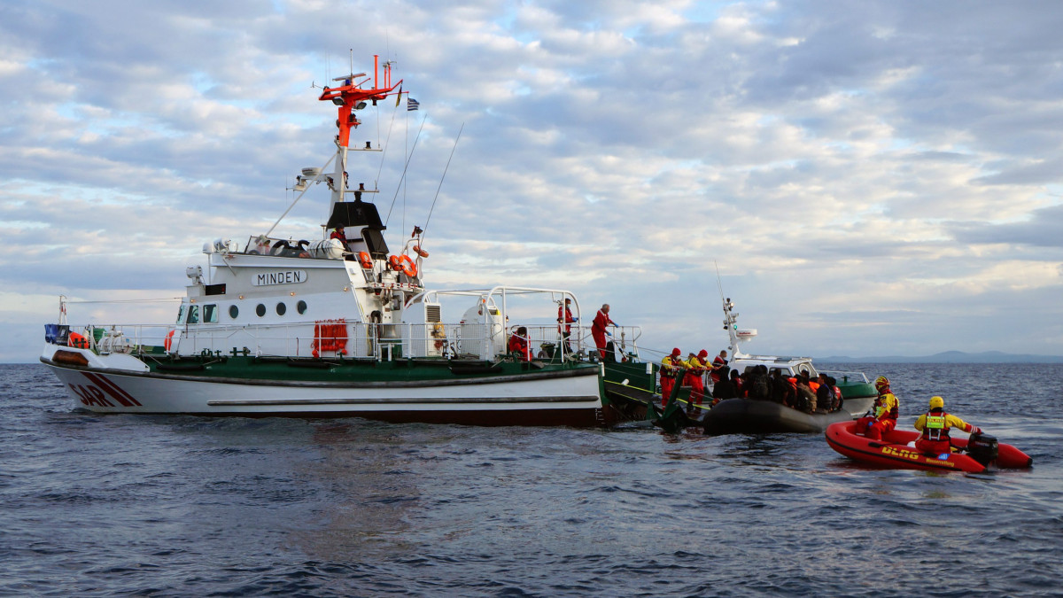 Leszbosz, 2016. március 25.Az Égei-tengert a török partoktól gumicsónakkal átszelő migránsokat vesznek fel hajójukra az Európai Unió határvédelmi ügynöksége, a Frontex munkatársai Leszbosz görög sziget közelében 2016. március 25-én. (MTI/EPA)