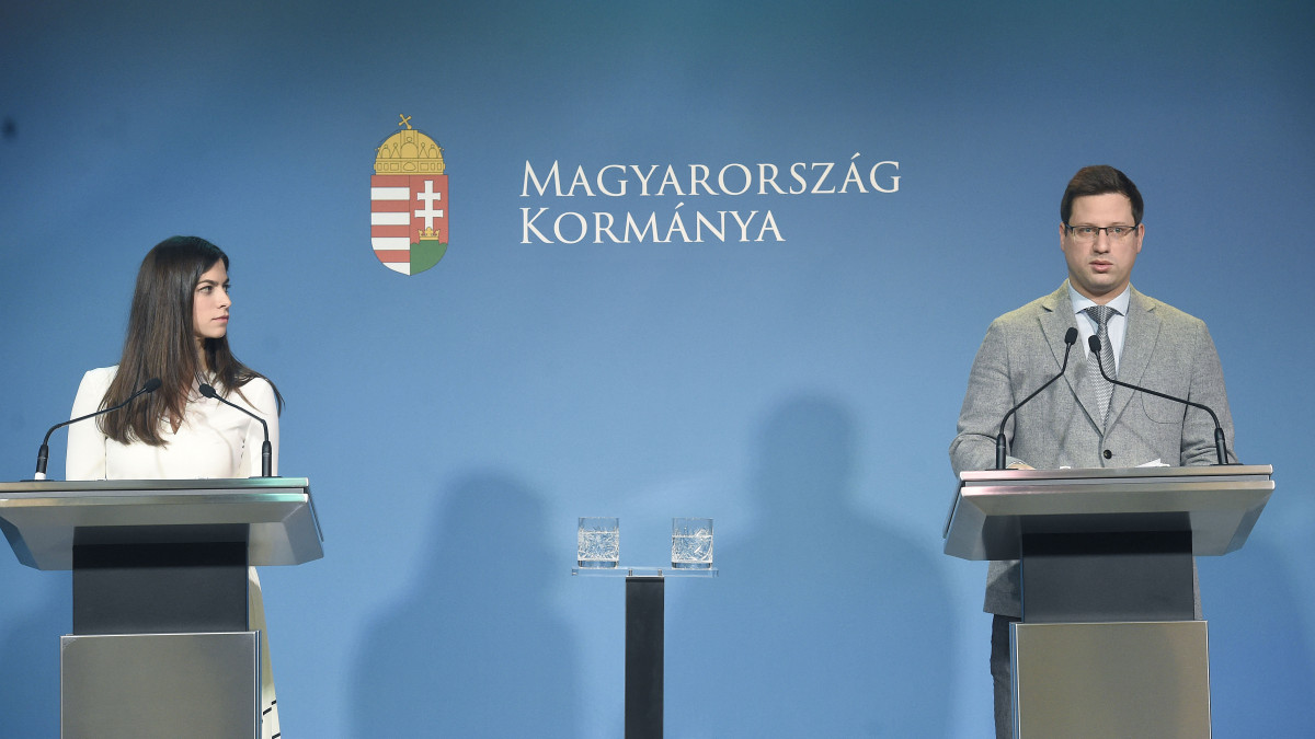 Gulyás Gergely, a Miniszterelnökséget vezető miniszter és Szentkirályi Alexandra kormányszóvívő a Kormányinfó sajtótájékoztatón a Miniszterelnöki Kabinetiroda Garibaldi utcai sajtótermében 2020. január 30-án.
