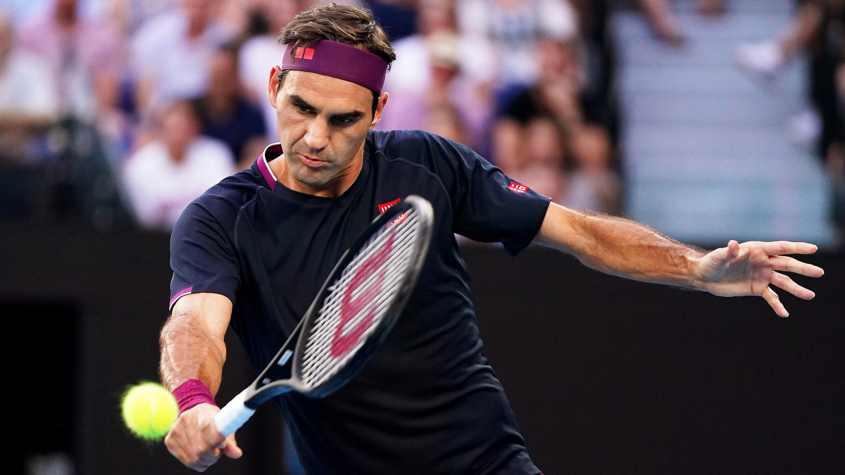 A svájci Roger Federer a szerb Novak Djokovic ellen játszik az ausztrál nemzetközi teniszbajnokság férfi egyesének elődöntőjében Melbourne-ben 2020. január 30-án.