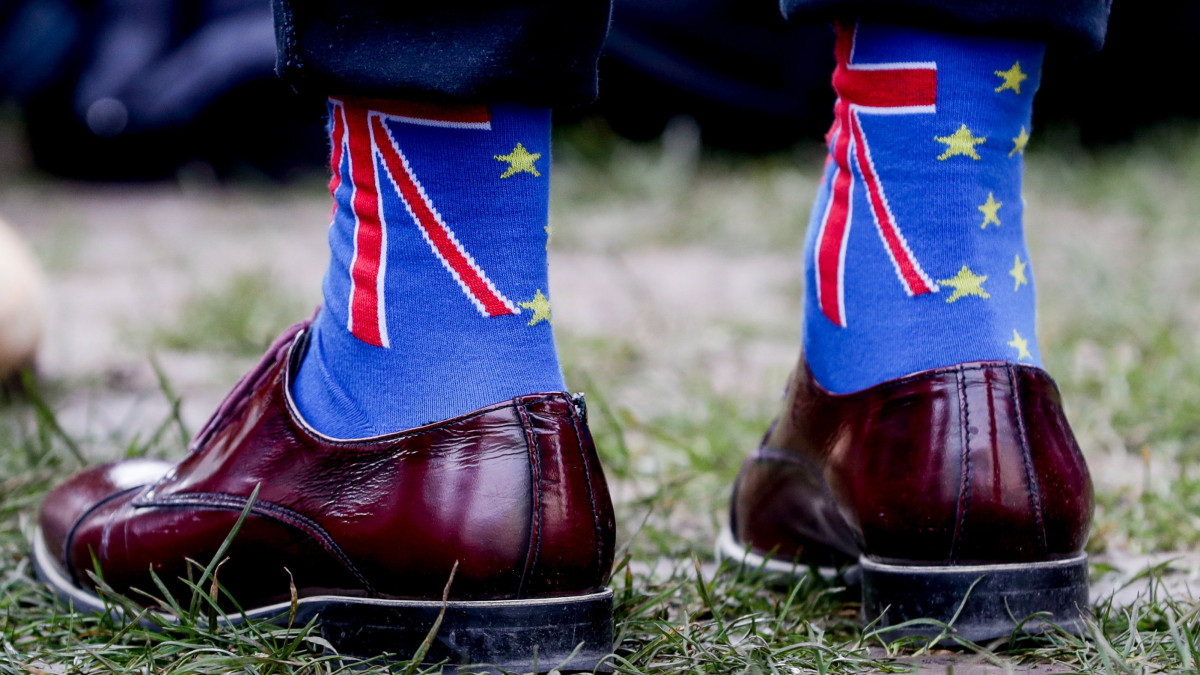 A Nagy-Britannia uniós tagságának megszűnését (Brexit) ellenző tüntetők egyike brit zászlót ábrázoló zoknit visel az Európai Parlament épülete előtt Brüsszelben 2020. január 30-án. Az európai uniós tagállamok kormányainak képviselőiből álló Európai Tanács a nap folyamán írásbeli eljárás keretében európai uniós oldalról végérvényesen elfogadta a Nagy-Britannia uniós tagságának megszűnéséről rendelkező megállapodást. A brit EU-tagság 2020. január 31-én, közép-európai idő szerint éjfélkor ér véget.