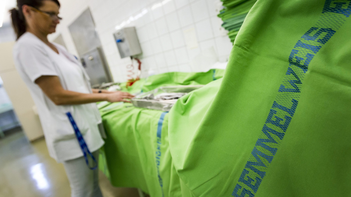 Műtétekhez használt eszközöket készítenek elő sterilizálásra a Semmelweis Egyetem Transzplantációs és Sebészeti Klinika központi sterilizálójában 2015. június 30-án. Minden év július 1-jén, Semmelweis Ignác születésnapján ünneplik a magyar egészségügy napját, a Semmelweis-napot.