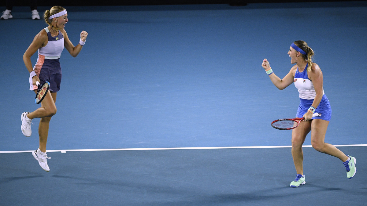 Babos Tímea (j) és a francia Kristina Mladenovic a tajvani Hszie Szu-vej és a cseh Barbora Strycová ellen játszik az ausztrál nemzetközi teniszbajnokság női párosának döntőjében Melbourne-ben 2020. január 31-én.