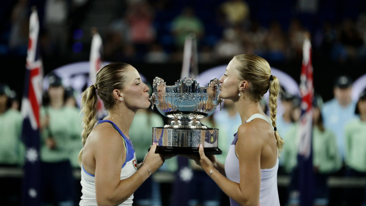 Babos Tímea (b) és a francia Kristina Mladenovic a trófeával, miután győzött a tajvani Hszie Szu-vej és a cseh Barbora Strycová ellen az ausztrál nemzetközi teniszbajnokság női párosának döntőjében Melbourne-ben 2020. január 31-én.