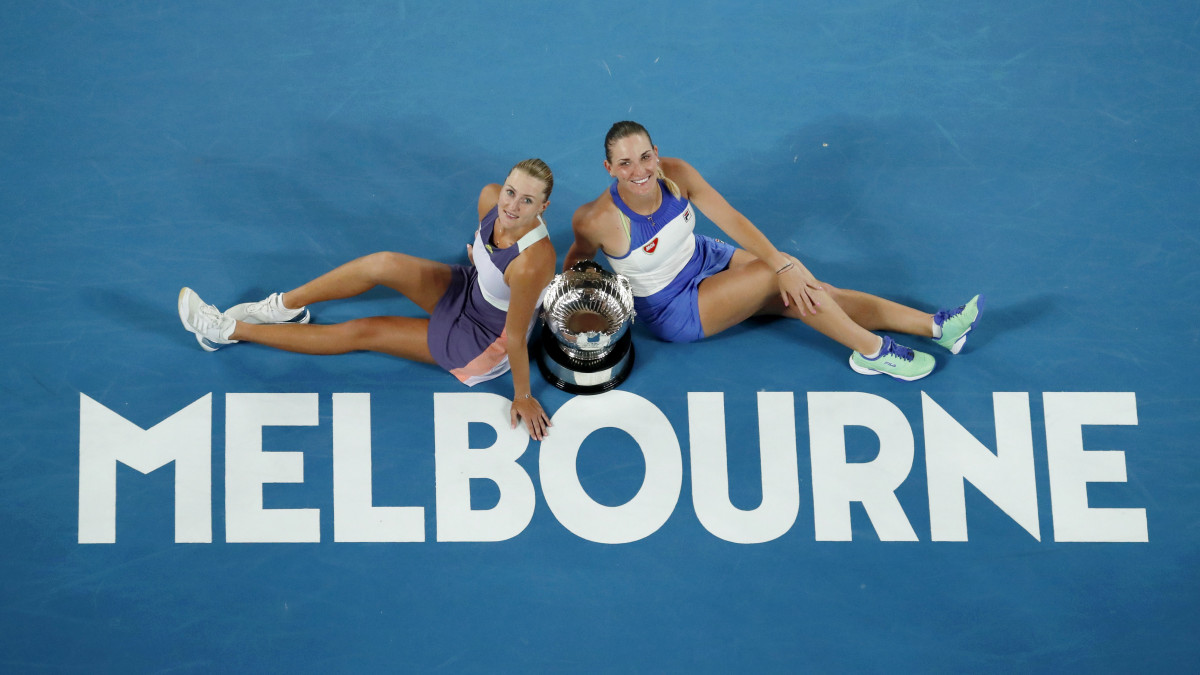 Babos Tímea (j) és a francia Kristina Mladenovic a trófeával, miután győzött a tajvani Hszie Szu-vej és a cseh Barbora Strycová ellen az ausztrál nemzetközi teniszbajnokság női párosának döntőjében Melbourne-ben 2020. január 31-én.