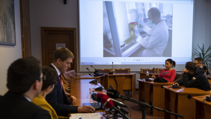Koronavírus: két gyanús esetet vizsgálnak Magyarországon