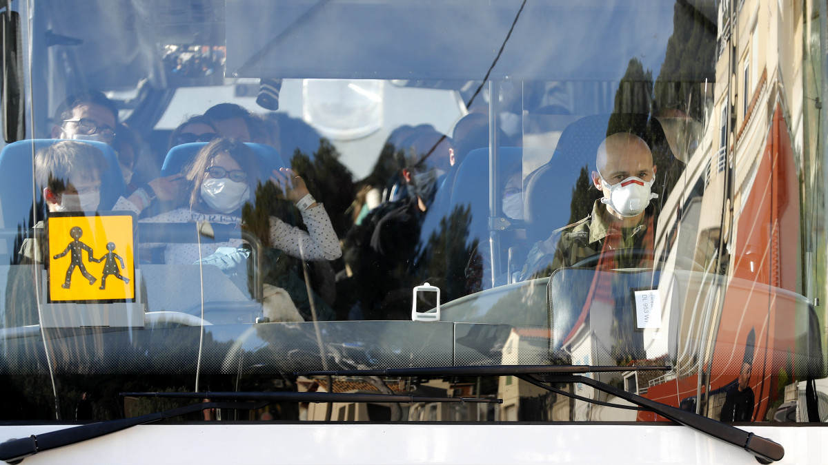 Francia katona vezeti a koronavírus-járvánnyal sújtott kínai Vuhanból hazatérő utasok buszát a dél-franciaországi Carry-le-Rouet üdülőhelyre 2020. január 31-én. A turistáknak itt 14 napot karanténban kell tölteniük. A francia egészségügyi minisztérium január 30-án jelentette be, hogy már hat koronavírus-fertőzést azonosítottak az országban. Az új koronavírus eddig csaknem tízezer embert fertőzött meg, a halottak száma pedig elérte a 213-at Kínában, valamint szórványos eseteket jelentettek több mint 20 országból.