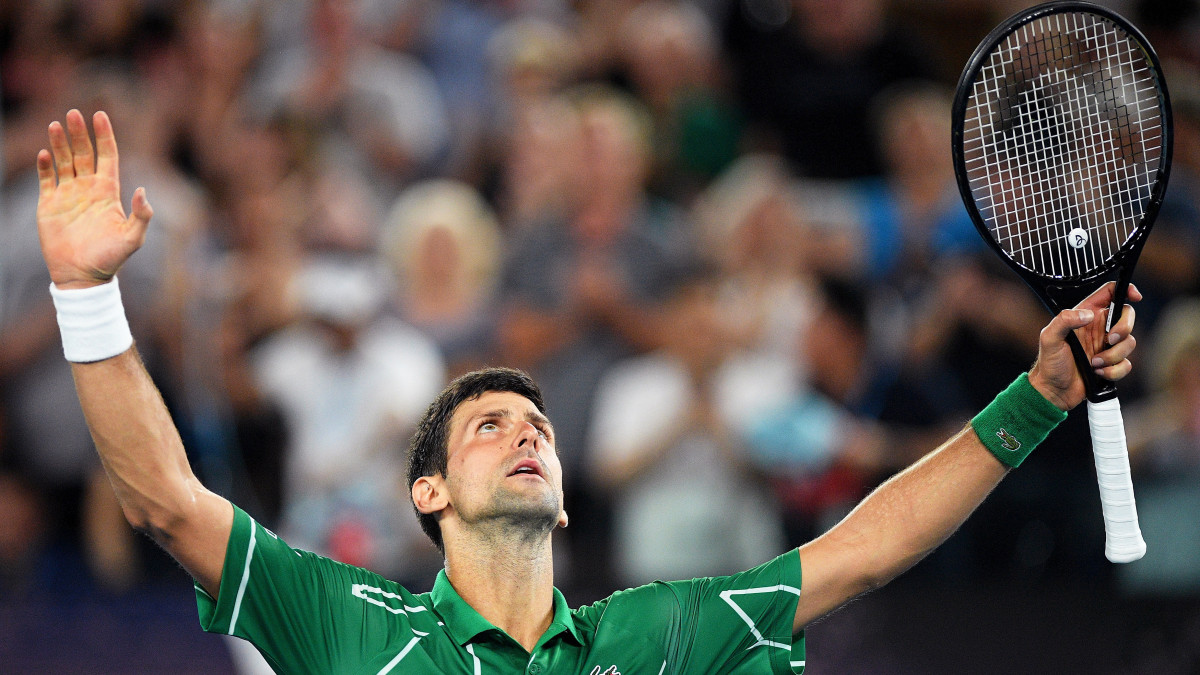 A szerb Novak Djokovic ünnepel, miután 7:6, 6:4, 6:3 arányban legyőzte a svájci Roger Federert az ausztrál nemzetközi teniszbajnokság férfi egyesének elődöntőjében Melbourne-ben 2020. január 30-án.