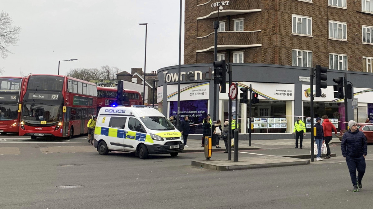Rendőrök a London déli részén fekvő Streatham városrészben elkövetett késes támadás helyszínén 2020. február 2-án. A támadó több embert megsebesített, a kiérkező rendőrök agyonlőtték.