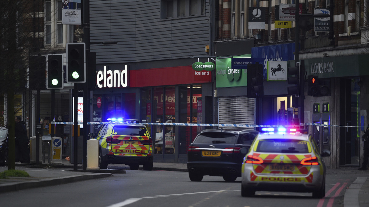 Rendőrök a London déli részén fekvő Streatham városrészben elkövetett késes támadás helyszínén 2020. február 2-án. A támadó több embert megsebesített, a kiérkező rendőrök agyonlőtték.