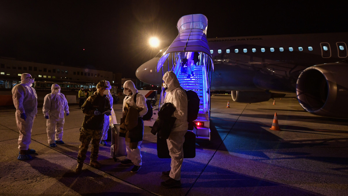 A Honvédelmi Minisztérium (HM) által közreadott képen a koronavírus-járvány sújtotta kínai Vuhanból hazatérő magyarok Budapestre érkeznek a Magyar Honvédség repülőgépével 2020. február 2-án.