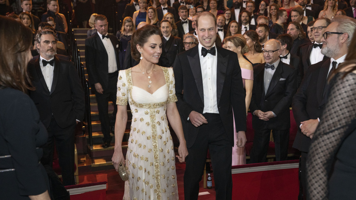 Vilmos cambridge-i herceg, a brit trónörökös elsőszülött fia és felesége, Katalin cambridge-i hercegnő érkezik a Brit Film- és Televíziós Művészeti Akadémia (BAFTA) díjkiosztó ünnepségére a londoni Royal Albert Hallban 2020. február 2-án.
