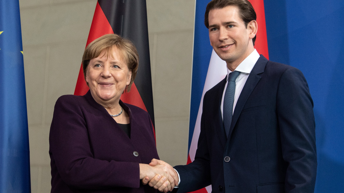 Angela Merkel német (j) és Sebastian Kurz osztrák kancellár kezet fog a berlini kancellárián tartott sajtótájékoztatójuk végén 2020. február 3-án.