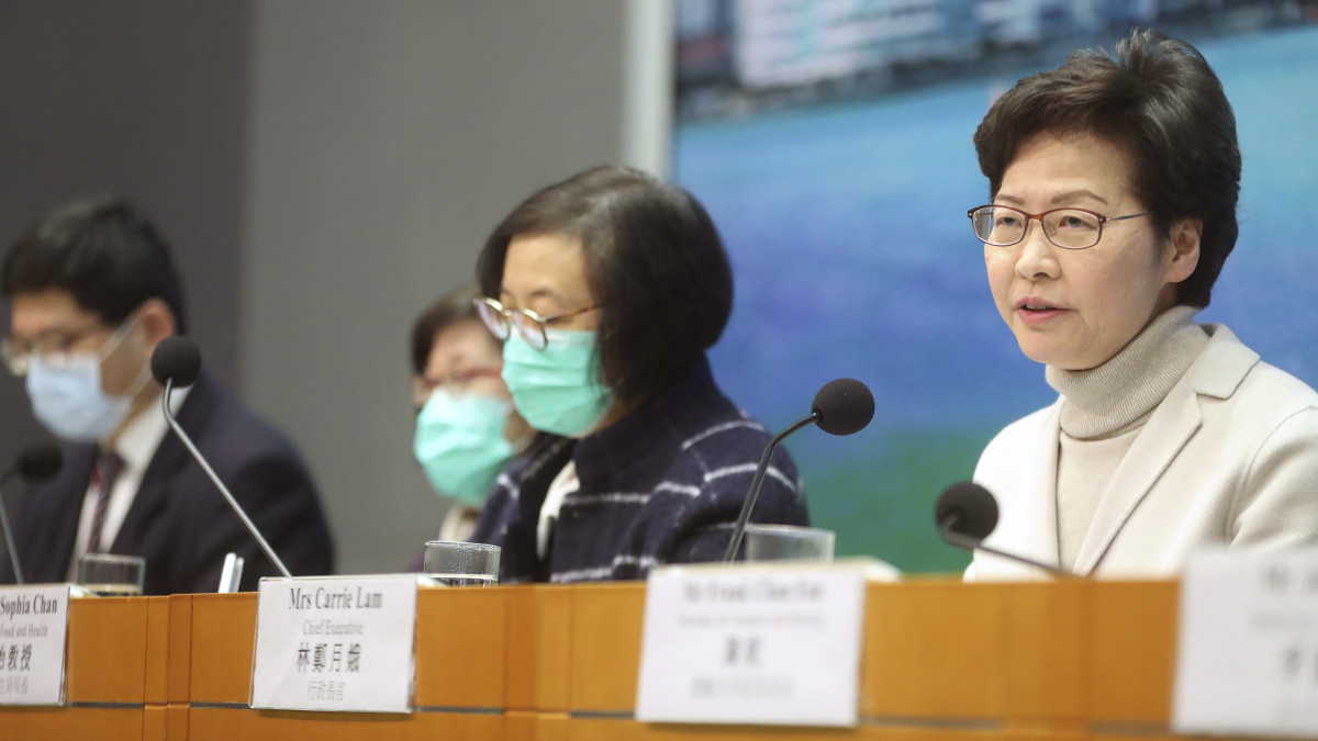 Carrie Lam hongkongi kormányzó (j) sajtóértekezletet tart az új koronavírus elleni óvintézlkedésekről 2020. február 3-án. Lam bejelentette, hogy a következő naptól Hongkong tovább szigorítja az átjárást Kínából a járvány megfékezésére, két határátkelőre korlátozva a közlekedést. Eddig hat átkelőhelyet zártak le Hongkong és az anyaország között, felére csökkentve ezzel a városba utazók számát.