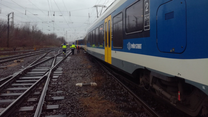 Friss fényképek a Budapesten kisiklott vonatról