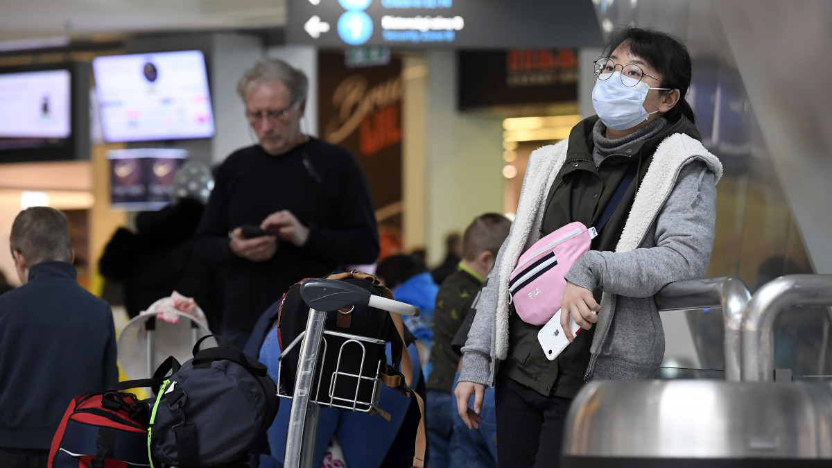 Egészségügyi maszkot visel egy utas a koronavírus-járvány miatt a budapesti Liszt Ferenc-repülőtéren 2020. február 4-én.