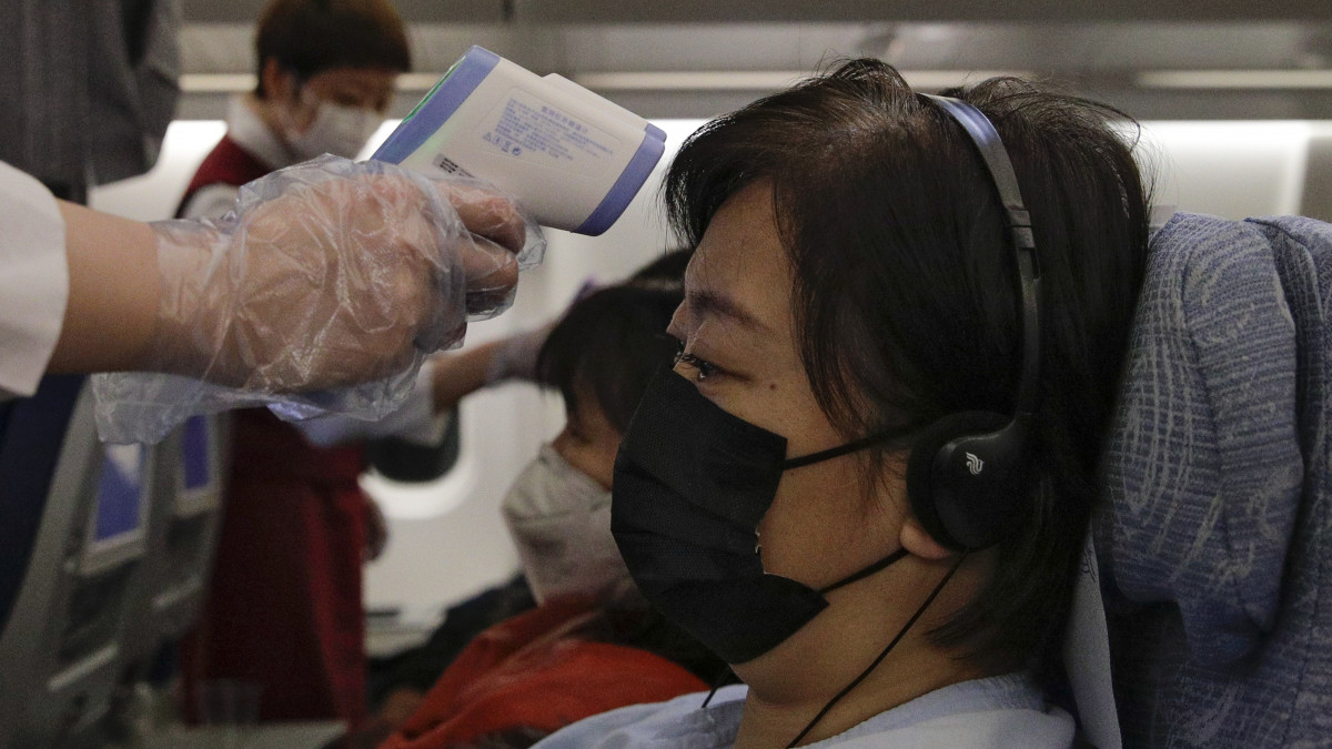 Utas testhőmérsékletét ellenőrzi egy légiutas-kísérő az új koronavírus terjedése elleni óvintézkedésként az Air China kínai légitársaság Melbourne-ből Pekingbe tartó járatán 2020. február 4-én. A tüdőgyulladást okozó ragály decemberben jelent meg Vuhanban, és azóta további 24 országban észlelték. A fertőzöttek száma meghaladja a húszezret, ebből mindössze 150 esetet jelentettek Kínán kívül. A halálos áldozatok száma 400 fölé szökött Kínában, egy ember meghalt a Fülöp-szigeteken, Európában nincsenek halálesetek.