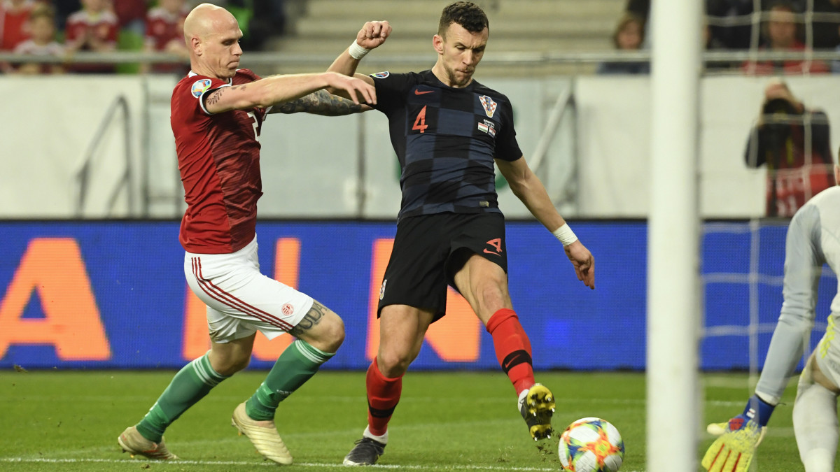 Baráth Botond (b) és a horvát Ivan Perisic a Magyarország - Horvátország labdarúgó Európa-bajnoki selejtezőmérkőzésen a Groupama Arénában 2019. március 24-én. A magyar válogatott 2-1-re győzött.