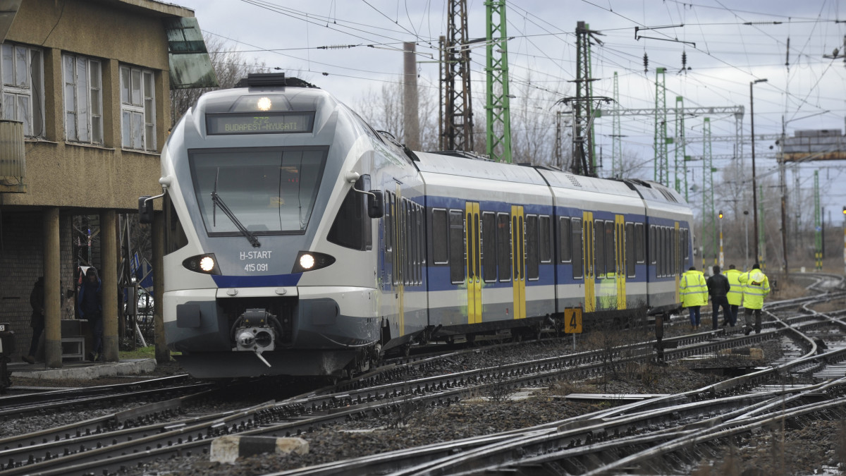 Az Esztergomból a Nyugati pályaudvarra tartó, Rákosrendezőnél 2020. február 4-én kisiklott Z72-es jelzésű vonat. A vonaton utazó mintegy 150 ember közül senki sem sérült meg.