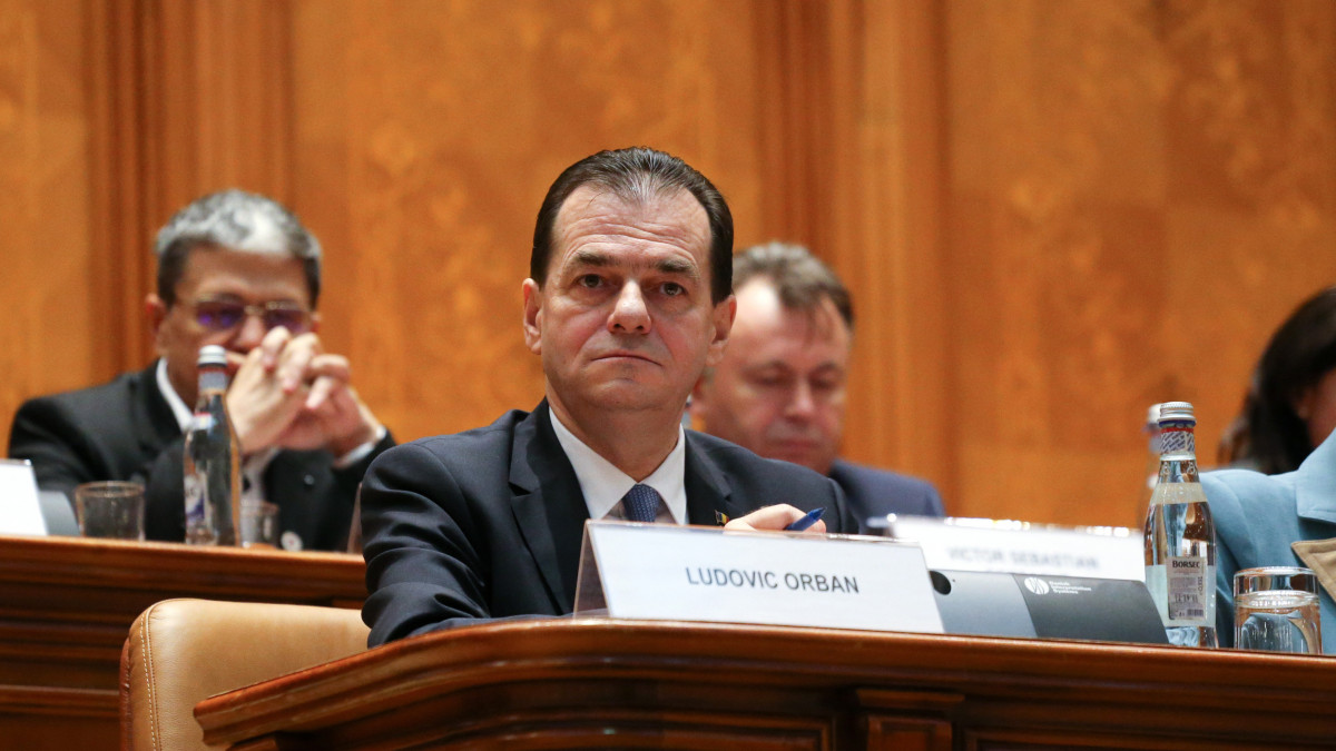 Ludovic Orban román miniszterelnök a kormánya ellen beterjesztett bizalmatlansági indítvány vitáján a bukaresti parlamentben 2020. február 5-én.