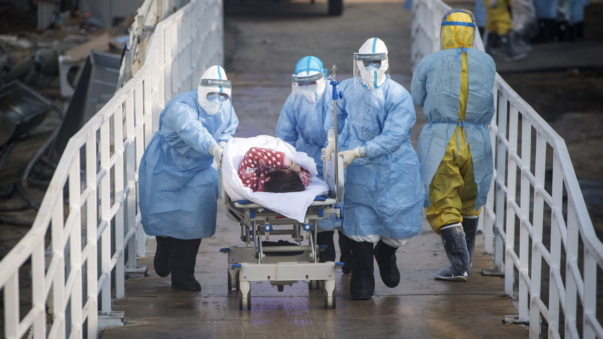A Hszinhua kínai hírügynökség felvételén az új koronavírussal fertőzöttek első csoportját fogadják az ellátásukra tábori kórházzá alakított épületek egyikében, a közép-kínai Hupej tartománybeli Vuhanban 2020. február 4-én. A tüdőgyulladást okozó ragály decemberben jelent meg Vuhanban, és azóta további 24 országban észlelték. A fertőzöttek száma meghaladja a húszezret, ebből mindössze 150 esetet jelentettek Kínán kívül. A halálos áldozatok száma 400 fölé szökött Kínában, egy ember meghalt a Fülöp-szigeteken, Európában nincsenek halálesetek.