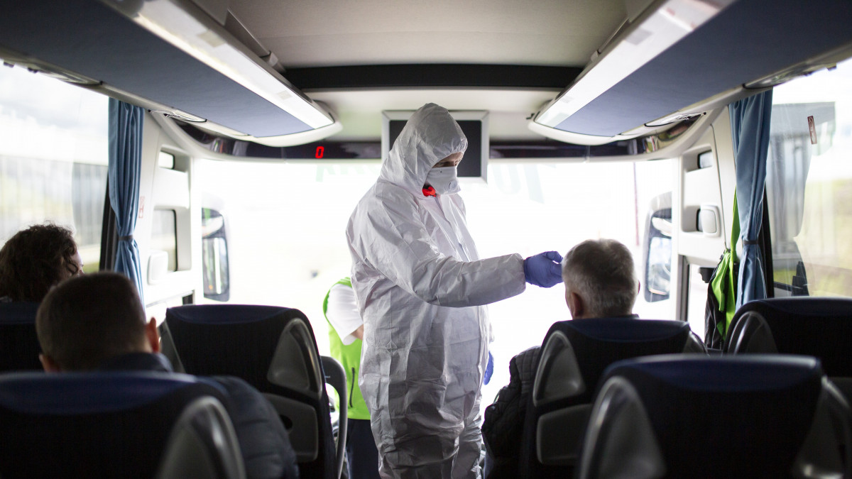 Török Róbert mentőápoló ellenőrzi egy érkező busz utasait a koronavírus-járvány miatt a letenyei határállomáson 2020. február 5-én. A koronavírus-járvány miatt hat közúti határátkelőhelyen kiemelten ellenőrzik az érkező utasokat, különösen a kínai állampolgárokat.