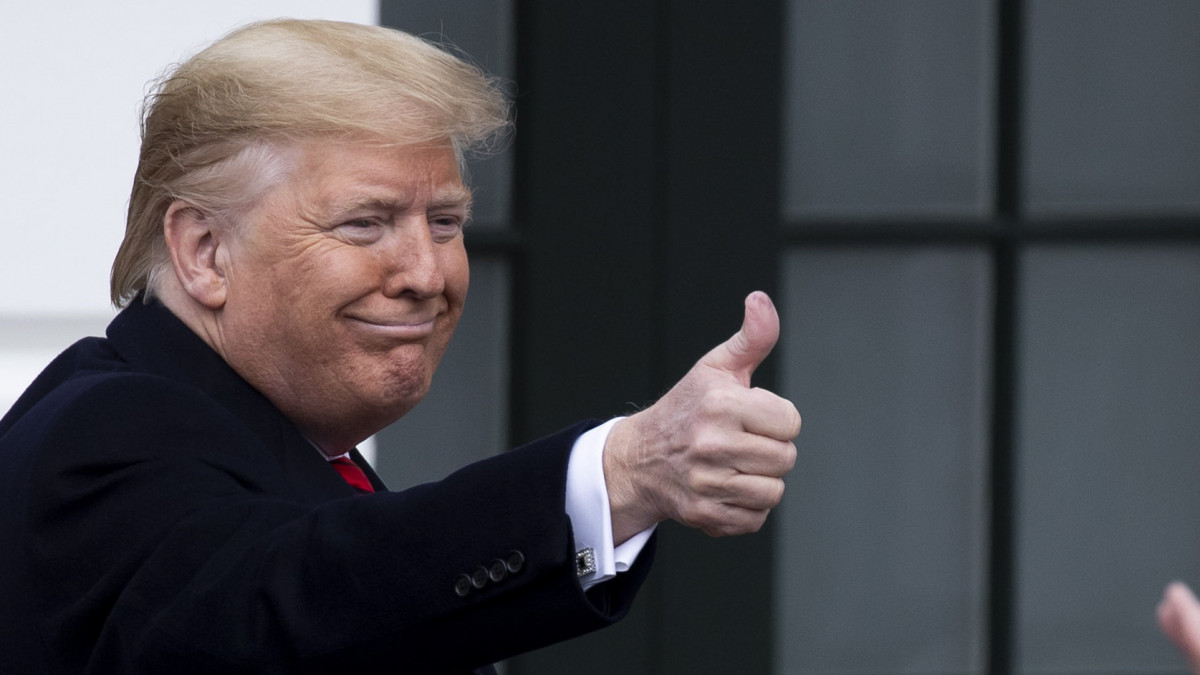 Donald Trump amerikai elnök, miután ünnepélyesen aláírta az 1994-ben létrejött Észak-amerikai Szabadkereskedelmi Egyezményt (NAFTA) felváltó Egyesült Államok-Mexikó-Kanada Megállapodást (USMCA) a washingtoni Fehér Ház kertjében 2020. január 29-én.