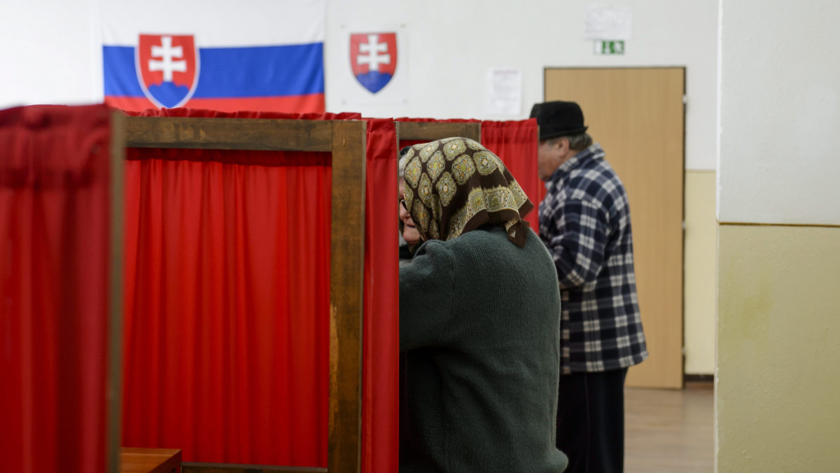 Helyi lakosok szavaznak a szlovákiai parlamenti választáson a felvidéki Gömöralmágyon 2016. március 5-én. Megközelítőleg 4,4 millió választópolgár 23 politikai pártra és mozgalomra, illetve azok közel 2900 képviselőjelöltjére adhatja le voksát.