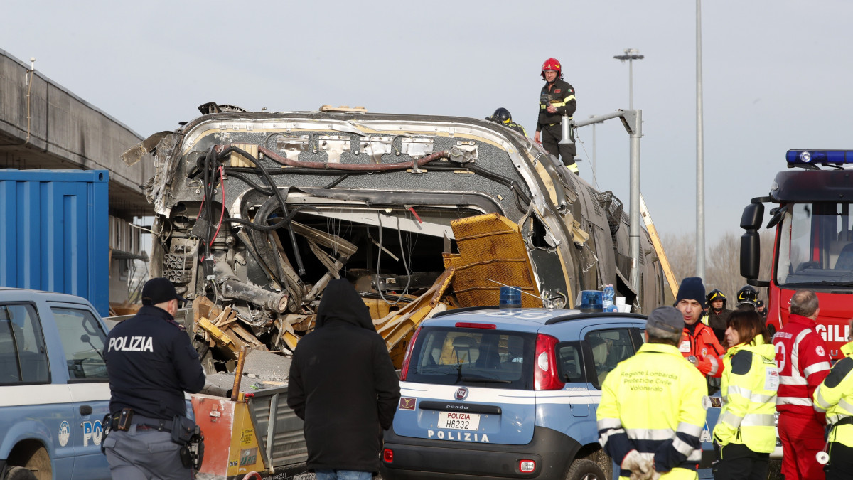 Tűzoltók, rendőrök és mentősök egy nagysebességű személyvonat kisiklott kocsijánál a Milánótól mintegy 50 kilométerre, délre fekvő Lodi városánál 2020. február 6-án. A Milánóból Bolognába tartó járatot ért balesetben legkevesebb ketten meghaltak, és mintegy harmincan megsérültek.