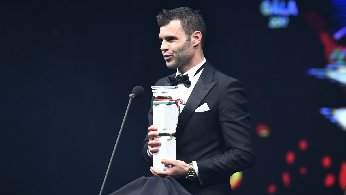 Nikolics Nemanja (Chicago Fire), az év férfi labdarúgója a díjjal az M4 Sport - Év sportolója gálán a Nemzeti Színházban 2018. január 11-én.