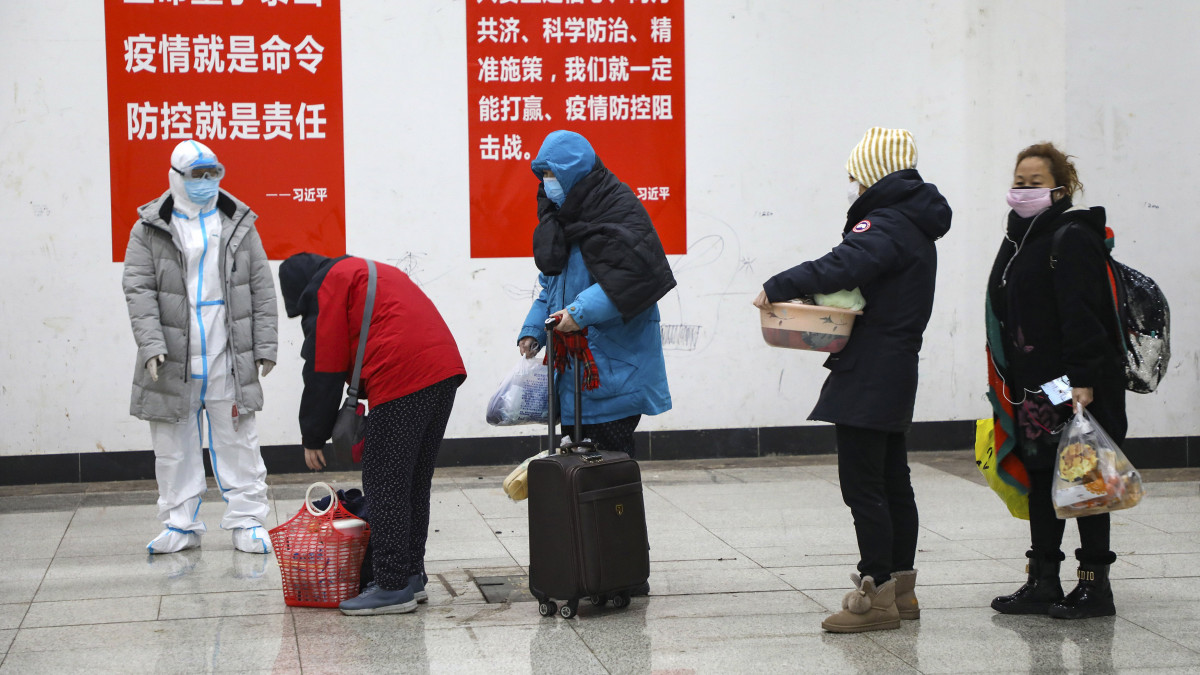 A 2020. február 6-én közreadott képen védőruházatot viselő egészségügyi dolgozó fogadja a Vuhanban nemrégen felépített ideiglenes kórházba érkező koronavírussal fertőzött betegeket február 5-én. A koronavírus okozta fertőzés következtében Kínában 28 ezerre nőtt a diagnosztizált fertőzöttek száma, és 563-an haltak meg. A Kínán kívüli országokban összességében legalább 240-en betegedtek meg, és ketten meghaltak.