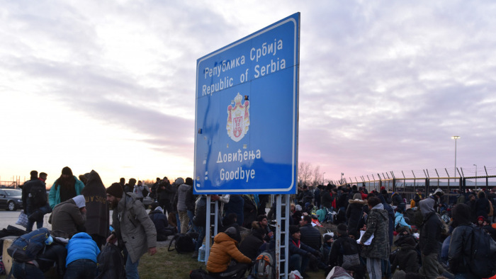 Több száz migráns szobrozik a tompai határátkelőnél - gyerekek és nők is