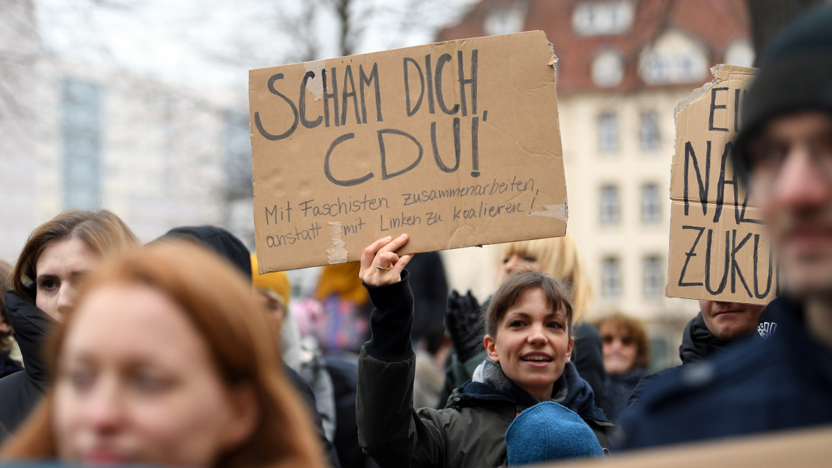 Tüntetők tiltakoznak Thomas Kemmerichnek, a Szabaddemokrata Párt, az FDP tartományi elnökének és frakcióvezetőjének türingiai tartományi miniszterelnökké választása ellen Erfurtban 2020. február 6-án, a választás másnapján. A saját pártja és a Kereszténydemokrata Unió, a CDU képviselői mellett a baloldal által fasisztának bélyegzett Alternatíva Németországnak (AfD) párt támogatásával megszavazott Kemmerich február 6-án lemondott. A felirat jelentése: Szégyelld magad, CDU! Fasisztákkal működsz együtt, ahelyett, hogy a baloldallal lépnél koalícióra!