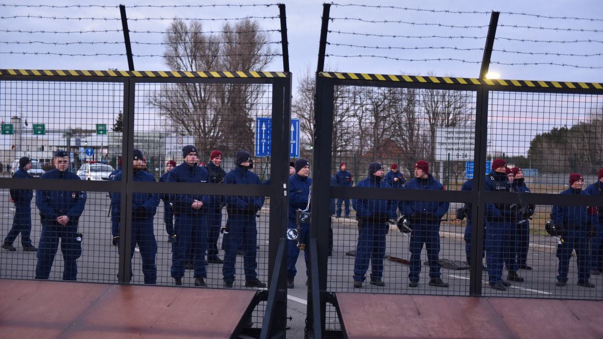 Magyar rendőrök a Tompa-Kelebia határátkelő magyar oldalán 2020. február 6-án, miután a Szerbiából, a vajdasági Szabadkáról indult migránsmenet elérte a magyar határt a vajdasági Kelebiánál.