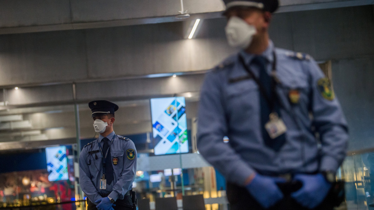 Egészségügyi maszkot viselő rendőrök a Liszt Ferenc-repülőtéren 2020. február 5-én. A Budapest Airport és a hatóságok a koronavírus-járvány miatt hőkamerás és hőmérős ellenőrzést lépettek életbe, eddig csaknem 900 olyan utas szűrését végezték el, akik közvetlen járattal érkeztek Kínából Budapestre.